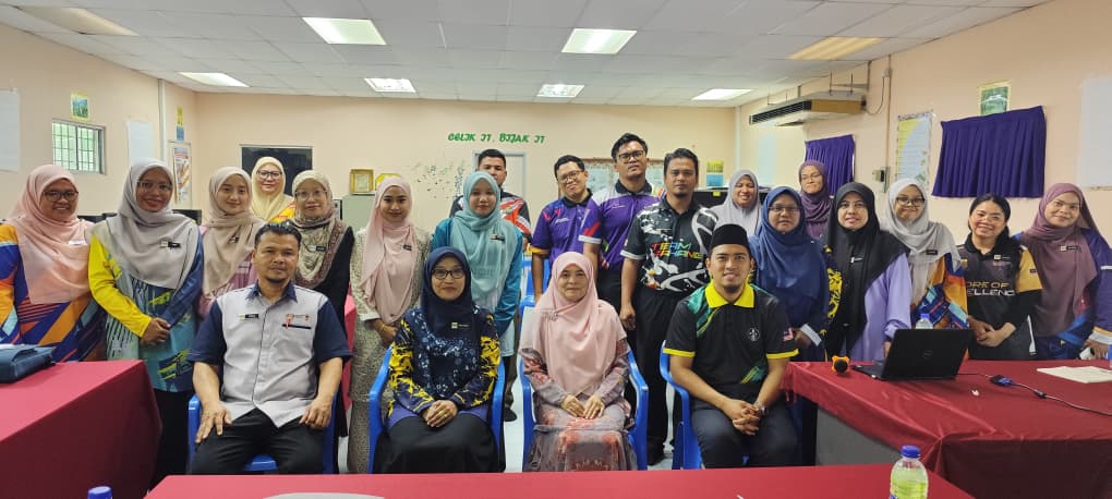 Dr. Sakinah Salleh bersama para guru SMK Lepar selepas sesi perkongsian yang menekankan penerapan pedagogi berteraskan Ulul Albab dalam pembentukan karakter dan kepimpinan murid.