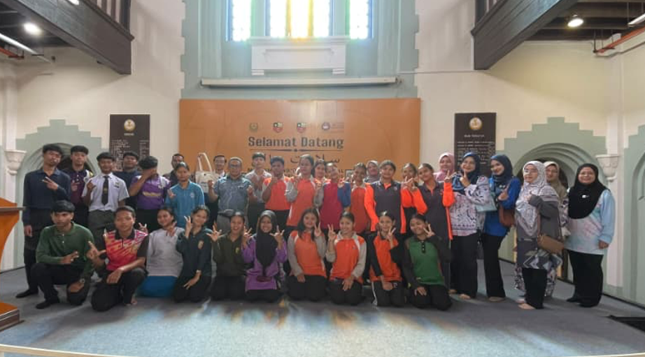 Sebuah kenangan bermakna bersama generasi muda Orang Asli yang hadir ke Muzium Pendidikan Nasional, UPSI. Semoga kunjungan ini menjadi pencetus inspirasi untuk terus menimba ilmu dan menyimpan impian melangkah ke menara gading suatu hari nanti.
