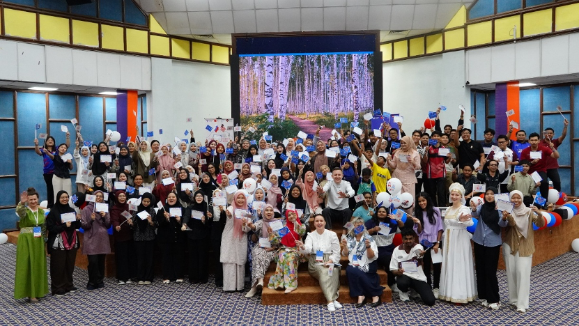 Delegasi AltSPU bersama peserta merakamkan gambar kenangan.