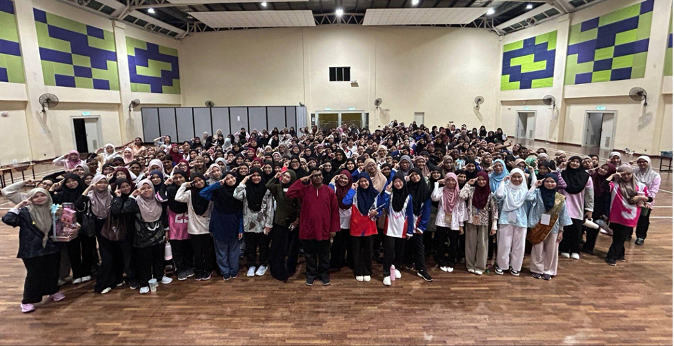 Sesi foto kenangan peserta dan jawatankuasa Program Jejak Warisan: “Mengimbau Tradisi, Mencipta Memori”