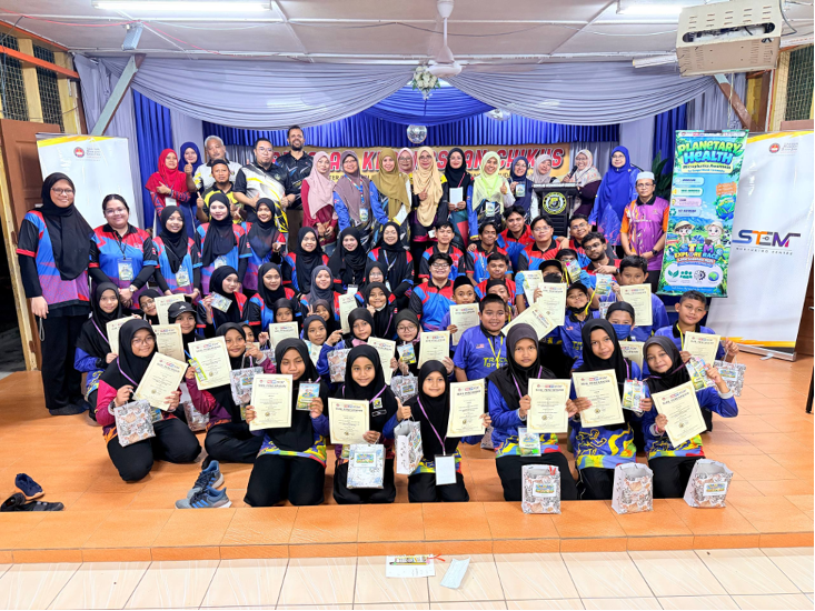 Peserta, fasilitator, pensyarah dan warga sekolah bergambar bersama sijil penghargaan pada akhir program.