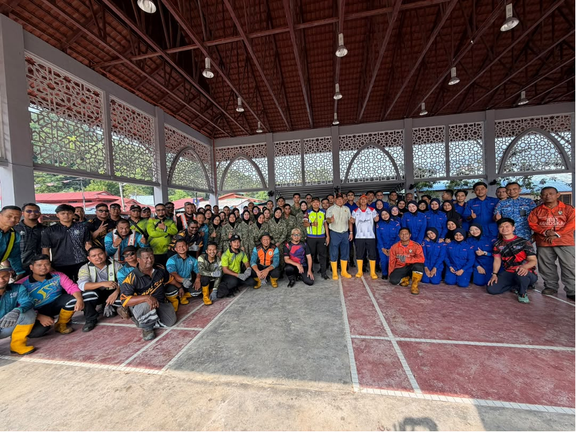 Sukarelawan ResQ Team UPSI di Pulau Pangkor, Perak bersama Naib Canselor dan Timbalan Naib Canselor Hal Hewal Pelajar dan Alumni UPSI