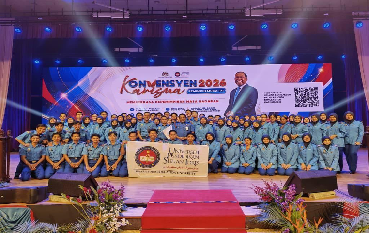 Ahli Kor SISPA UPSI bersama dengan Kapt. (PA) Shahrizal Hussin di atas pentas selepas berlangsungnya Program Konvensyen KARISMA Pemimpin Muda Institusi Pendidikan Tinggi (IPT) 2026