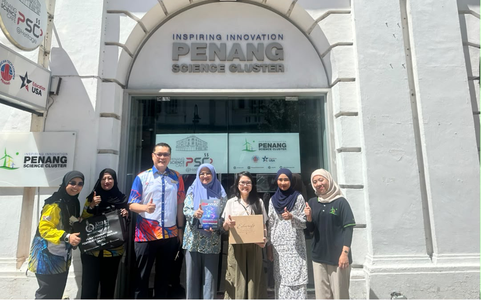 Delegasi UPSI diketuai Prof. Dr. Suriani Abu Bakar (tengah) menerima cenderamata dari pihak Penang Science Cluster