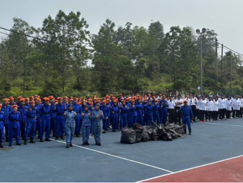 Pelajar Kor SISPA UPSI bersama tenaga pengajar berkumpul selepas tamat aktiviti gotong-royong