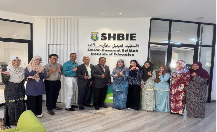 Bergambar bersama Dekan dan Pensyarah SHBIE, UBD