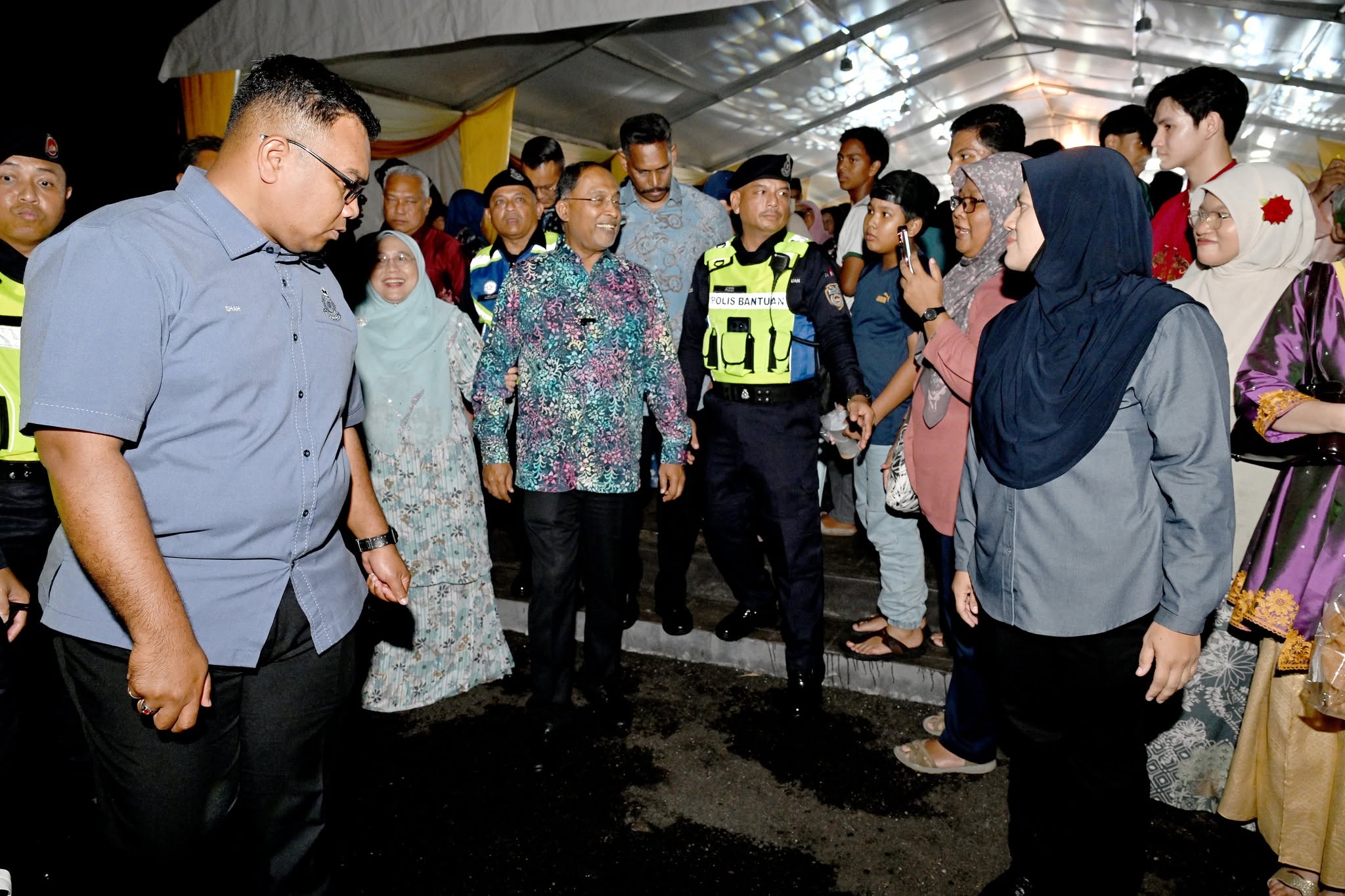 Anggota Bahagian Keselamatan UPSI melaksanakan kawalan keselamatan dan iringan kepada YB Dato’ Seri Diraja Dr. Zambry bin Abd Kadir.