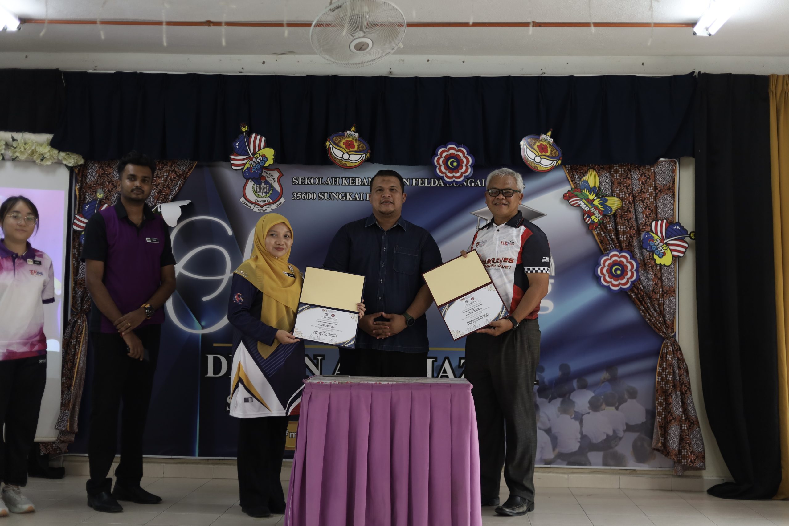 Penyampaian cenderahati.
