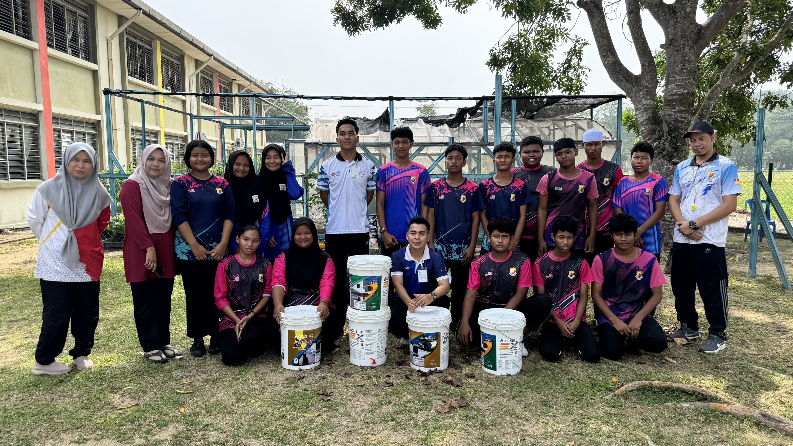Murid dan warga SK (A) Bukit Kamandol bergambar bersama pengarah program dan fasilitator selepas selesai sesi penghasilan kompos menerusi Program Kami Sahabat Sungai dengan sokongan pembiayaan GKAS 2026